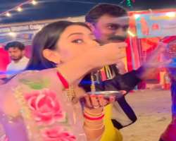 The actress loves to eat street food.